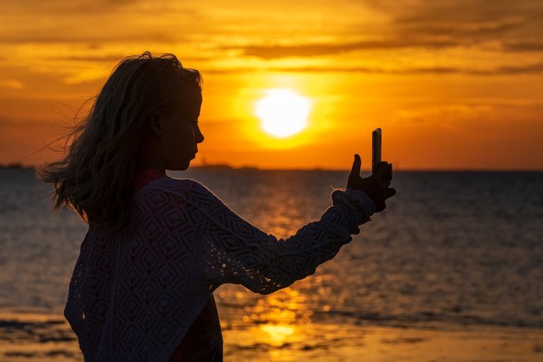 Améliorer une photo compressée pour les réseaux sociaux : astuces incontournables