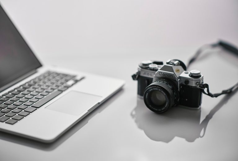 Lecteur de carte mémoire : l'outil incontournable pour les débutants en photographie